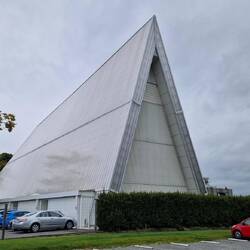 Cardboard Cathedral von hinten