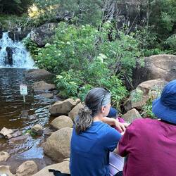 Der Mini Wasserfall am Ziel der Wanderung
