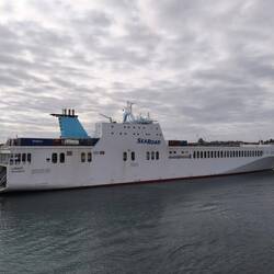 Lastwagen-Fähre im Hafen von Devonport