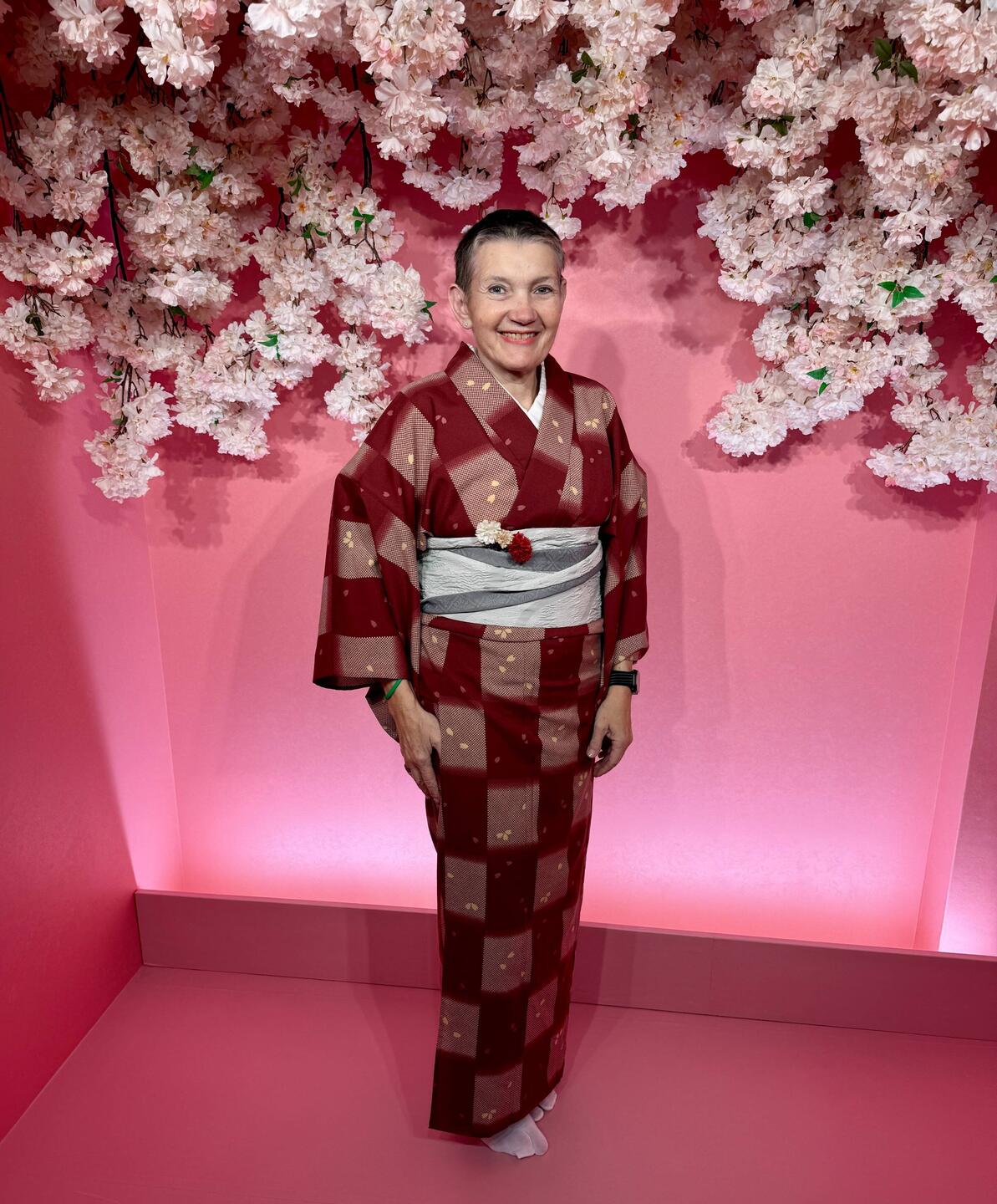 im kunstvoll drapierten Kimono