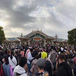 Houston, we definitely have a problem! Ninety minutes before opening and all of Tokyo showed up!