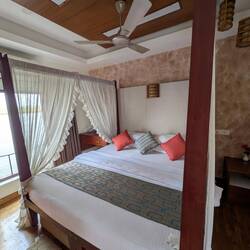 Es bietet auch Übernachtungsmöglichkeit