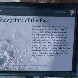 Die Backsteine waren noch weich und ein Hund hat einen Abdruck hinterlassen.