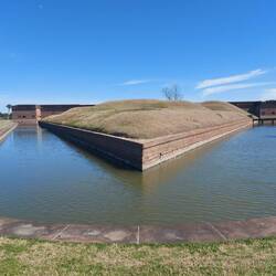 Die Erdaufschüttungen wurden nach dem Bürgerkrieg ausgeführt.