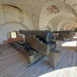 Geschützstellung im Fort.