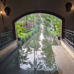 Auch in unserem Hotel Kanäle durch den Garten