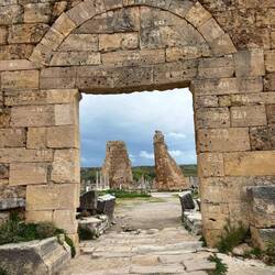 Porta di Adriano con vista su torri elleniche