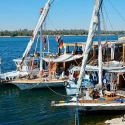 Über mehrere andere Schiffe ging es an Land