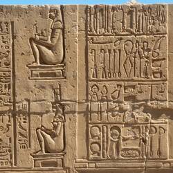 Geburtsstühle und medizinische Instrumente