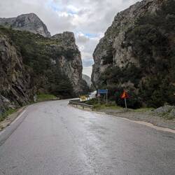 wie mit einer Axt in den Fels geschlagen.