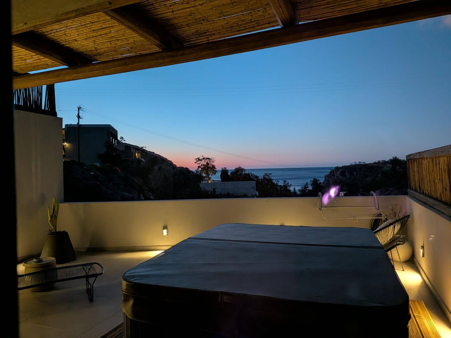 Die Sonne geht auf über den Bergen, magisch. Es ist kurz nach sieben.