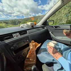 Wir haben traditionell kretisch eingekauft. Der Vater macht in den Bergen Käse. Der Sohn verkauft.