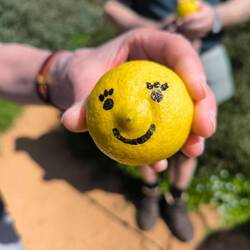 Jeder hat vom Guide eine Zitrone mit Gesicht bekommen