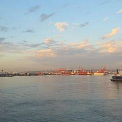 Blick vom Balkon auf den größten Hafen Südafrikas