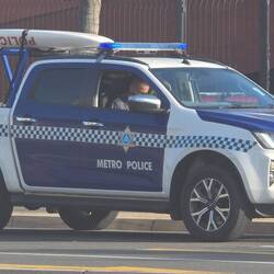 Polizeistreife mit Surfbrett 😏