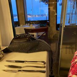 Blick zum Abendessen aus dem Hotelrestaurant