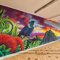 Farn, Weihnachtsbaum, Tui, Meer, Berge = Neuseeland