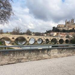 Über die Brücke führt der Weg in die Altstadt von Béziers