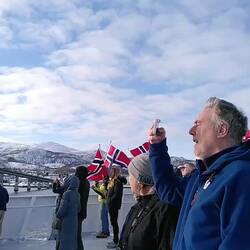 Eine Gruppe Mitreisender macht einen Ausflug und wird von den Anderen auf dem Schiff begrüßt.