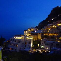 Positano bei Nacht.