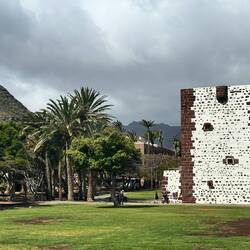 Torre del Conde: Der mittelalterliche Wehrturm in einer Parkanlage ist das Wahrzeichen der Stadt.