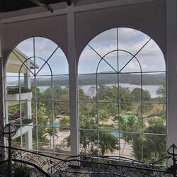 Riesige Fenster in der Lobby des ,Rainforest Reserve' Hotels