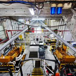 Maschinenraum mit Motoren von Caterpillar