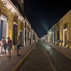 Die Stadt ist schachbrettartig gebaut. Eine tolle Beleuchtung am Abend.
