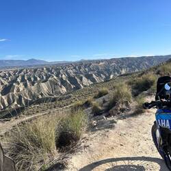 Das sind die typischen Hügel der Gorafe Wüste