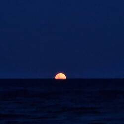 Vollmond-Aufgabg über dem Meer