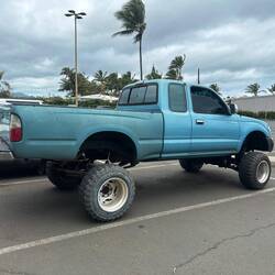 Bei uns werden die Autos tiefer gelegt, hier höher... 😄