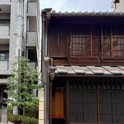 Balkon mit Sicht an die gegenüberliegende Hausfassade