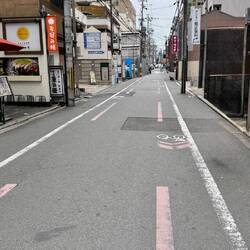 Strasse für Autos, Velos und Fussgänger