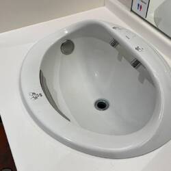 automatisches Lavabo, fehlt nur noch, dass dir die Hände gewaschen werden :-)