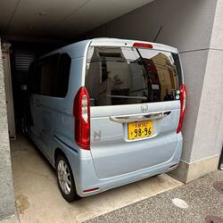 der Parkplatz ist genauso gross wie das Auto... also klein!