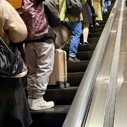 Schlage auf Rolltreppe und immer ganz links stehen, rechts wird hoch gelaufen