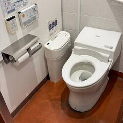 so sieht das WC am Bahnhof (öffentlich) aus!