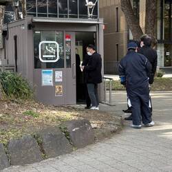 Schlange vor Raucherhäuschen