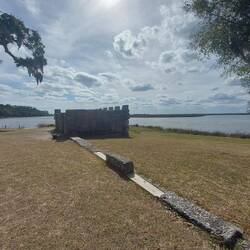 Die Mauerreste zeigen wie groß der Teil des Forts war.