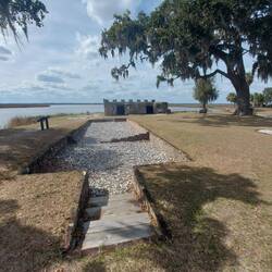 Das linke Lagerhaus und Teile des Forts hinten dran.