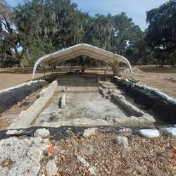 Grundmauern an denen noch ausgegraben wird.