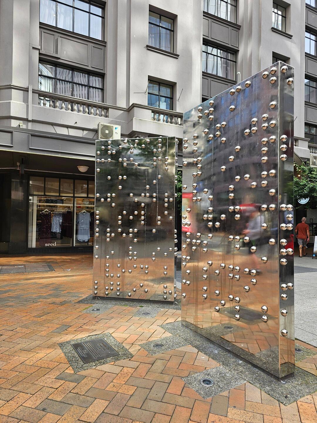 Invisible City“ von Anton Parson