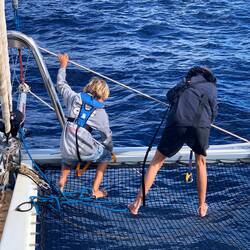 Unterwegs zum nächsten Ankerplatz.Immer wieder kommen ordentliche Wellen angelaufen