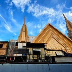 Slum neben der Kirche. Arg wie gehaust wird.