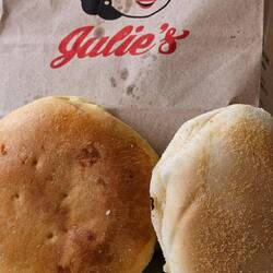 Und zum Frühstück gibt es endlich wieder Gebäck anstatt Nudeln. Vermisse Schwarzbrot!