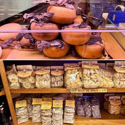 Spezieller Pecorino mit Nusslaub verfeinert, darunter Pici (toskanische Nudelspezialität)