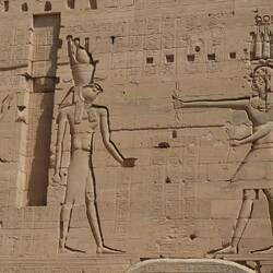 Riesige Reliefs auf dem Pylon