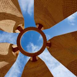 Blick zur Spitze des Denkmals (71 m hoch)