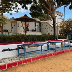 Wolfgang entspannt vor unserem Zimmer