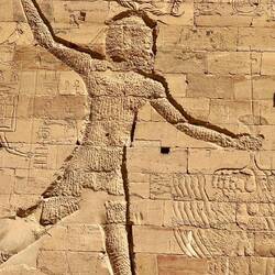 Die frühen Christen haben die die Götteranbetung untersagt und die Figuren entsprechend entstellt